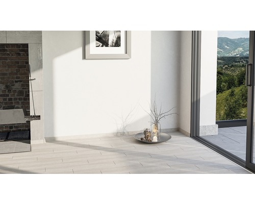 Innenraum mit Fliesenboden, Grillplatz und Schiebetür zum Garten