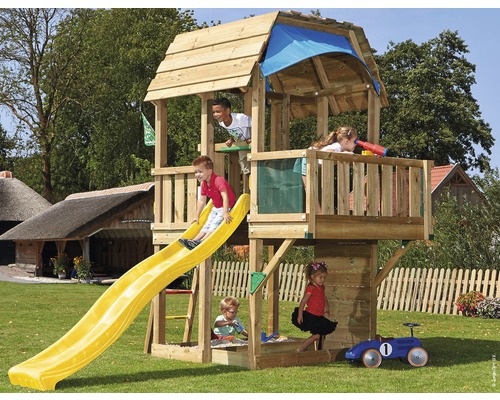 Spielturm Jungle Gym Barn Holz mit Kletterwand, Balkon, Sandkasten und Rutsche in der Farbe gelb, 439x208x322 cm