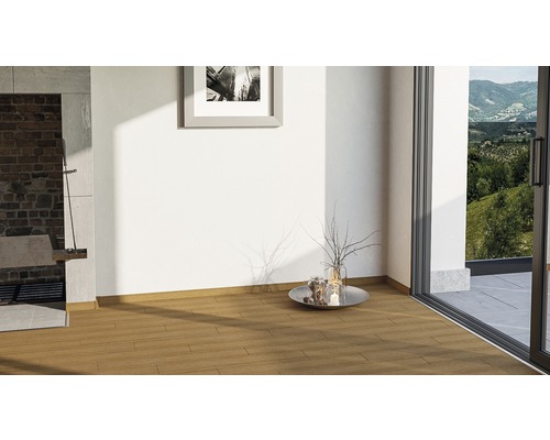 Heller Raum mit Holzfliesen, Kamin und Terrassentür