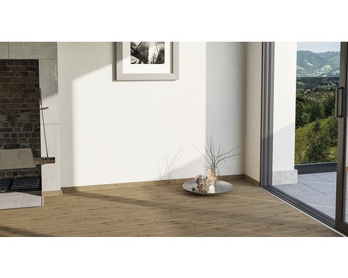 Heller Raum mit Holzfußboden, Grillstelle und Blick ins Grüne