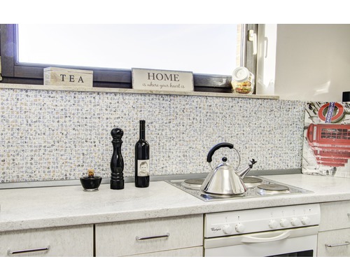 Küchenszene mit Mosaikfliesen, Herd und Dekorationsartikeln