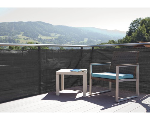 Balkon mit Sichtschutz, Tisch und Stuhl vor Berglandschaft