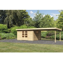 Gartenhaus mit Anbau auf gepflasterter Fläche vor Bäumen