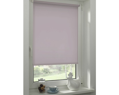 Fenster mit heruntergelassenem Rollo