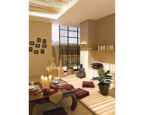 Asiatisch eingerichteter Raum mit Tisch, Sitzkissen und Buddhafigur.