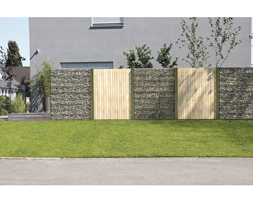 Gabionenzaun mit Holzelementen im Garten