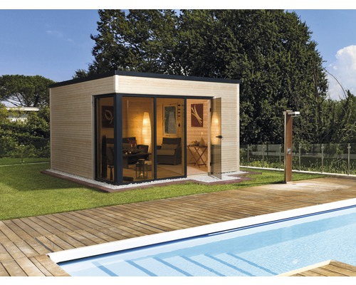 Modernes Gartenhaus aus Holz mit Pool und Außendusche in einem gepflegten Garten.