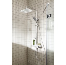 Duschsystem mit Kopfbrause und Handbrause in einem Badezimmer