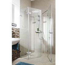 Begehbare Dusche mit Duschkopf und Armatur in Badezimmer