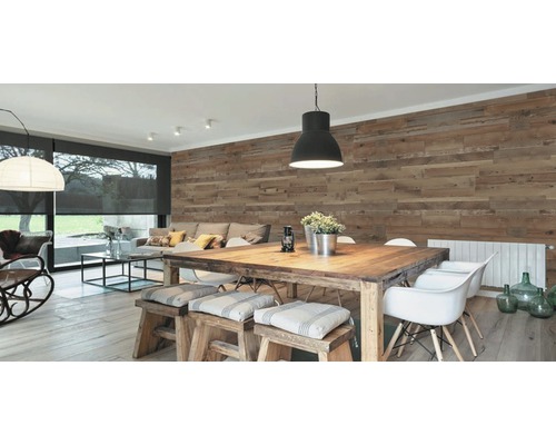 Wohnzimmer mit Holzwand, Esstisch, Stühlen und Fenster mit Rollo