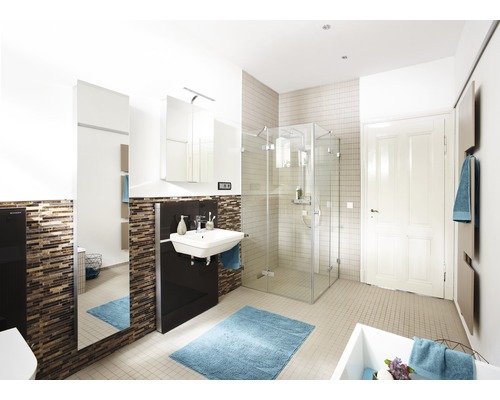 Badezimmer mit Dusche, Waschbecken, Spiegelschrank und blauer Badematte