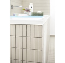 Detailansicht eines Badezimmers mit rechteckigen Wandfliesen.