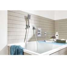 Badezimmer mit Badewanne, Duschkopf und Armaturen