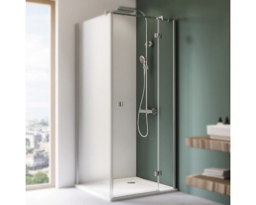 Dusche mit Duscharmatur und Eckmontage in einem Badezimmer