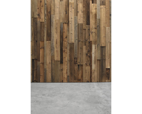 Holzverkleidung mit unregelmäßigen Brettern an einer Wand.