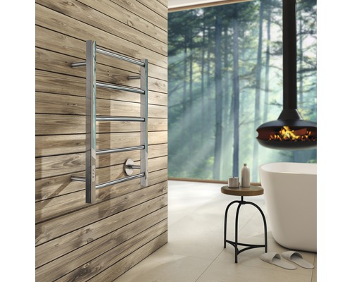 Modernes Badezimmer mit beheiztem Handtuchhalter aus Metall an einer Holzwand