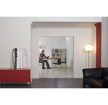 Wohnzimmer mit Schiebetür, Sideboard und Leseecke