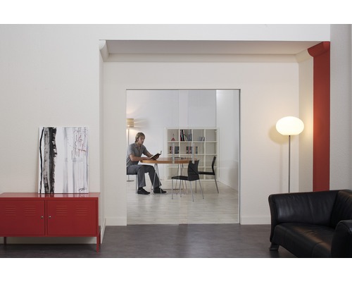 Wohnzimmer mit Schiebetür, Sideboard und Leseecke