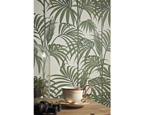 Szene mit gemusterter Tapete, Teetasse und Dekoration