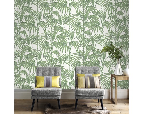 Raumgestaltung mit Palmenmuster-Tapete, Stühlen und Beistelltisch