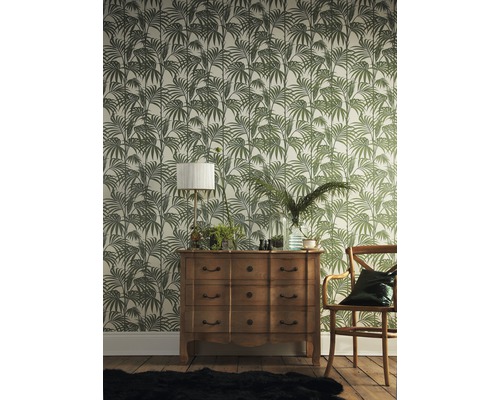 Szene mit Kommode, Stuhl und Wandtapete mit Blättermuster