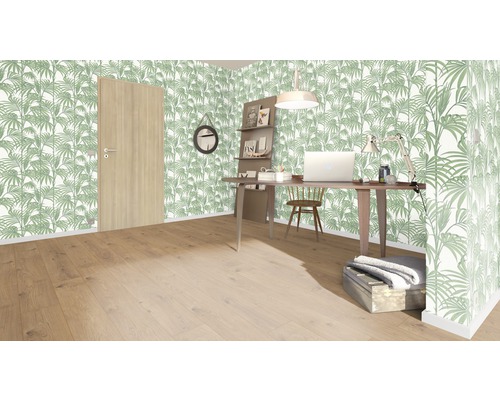 Heller Raum mit Holzfußboden, Tür, Schreibtisch und grüner Blättertapete