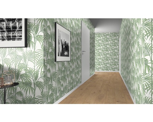 Flur mit Fototapete mit Palmenmuster, Laminatboden und zwei gerahmten Bildern