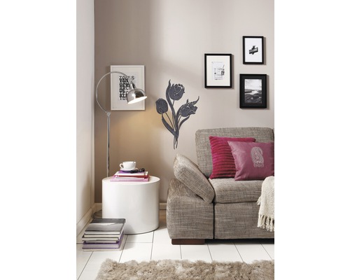 Wohnzimmer mit Sofa, Wanddekoration, Tischleuchte und Beistelltisch