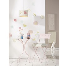 Zimmer mit Tisch, Stuhl, Lampe und Wanddekorationen für Kinder.