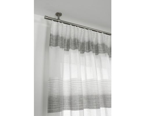 Gardine mit Streifenmuster an einer Gardinenstange