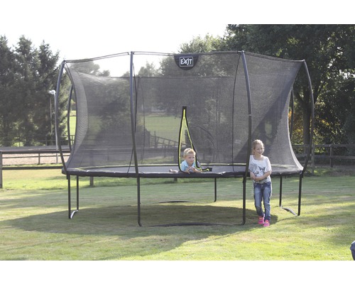 Kindertrampolin mit Sicherheitsnetz und zwei Kindern im Garten