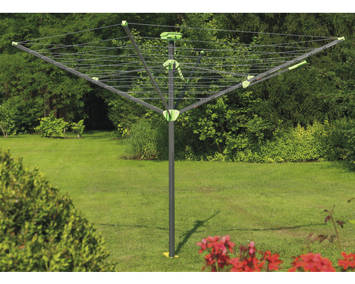 Drehwaschspinne im Garten mit grüner Rasenfläche im Hintergrund.