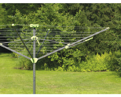 Dreh-Wäscheständer im Außenbereich für das Trocknen von Wäsche.