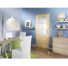 Heller Essbereich mit Holztür, Esstisch, Stühlen und Kommode