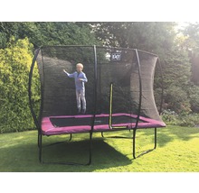 Rechteckiges Gartentrampolin mit Sicherheitsnetz und springendem Kind