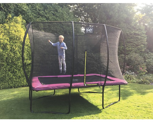 Rechteckiges Gartentrampolin mit Sicherheitsnetz und springendem Kind