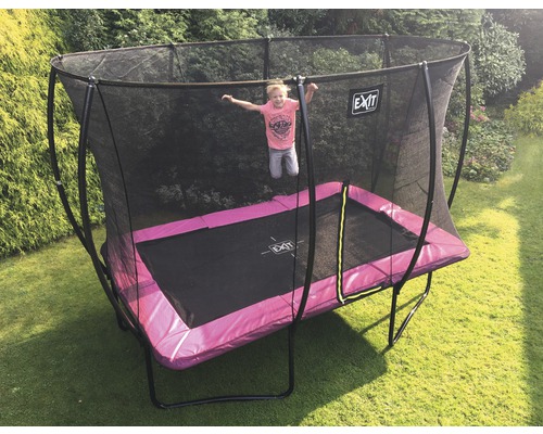 Rechteckiges Gartentrampolin mit Sicherheitsnetz und springendem Kind