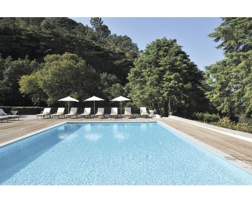 Swimmingpool mit Liegestühlen und Sonnenschirmen