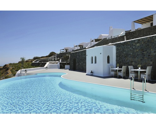 Außenansicht eines Hotels mit Pool, Sitzgelegenheiten und weißer Fassade