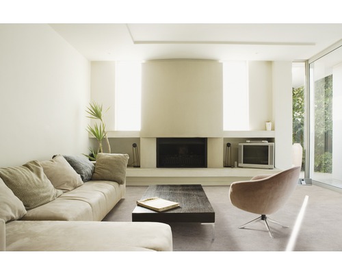 Wohnzimmer mit Sofa, Sessel, Kamin und Couchtisch