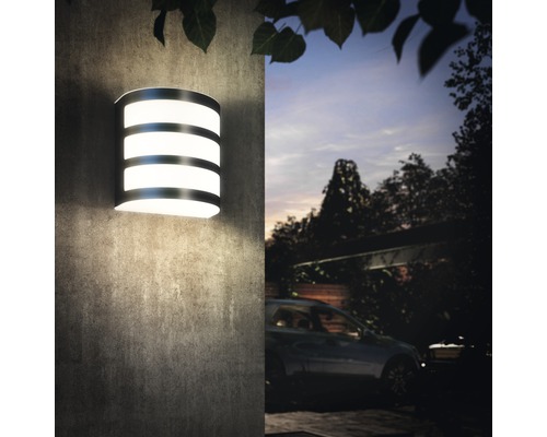 Wandleuchte im Außenbereich mit drei horizontalen Lichtbändern an einer Hauswand