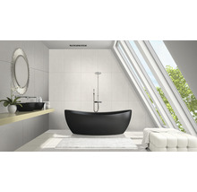 Modernes Badezimmer mit freistehender Badewanne, Waschtisch und Dachfenster für Tageslicht