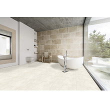 Modernes Badezimmer mit Fliesenboden, Badewanne und großem Fenster