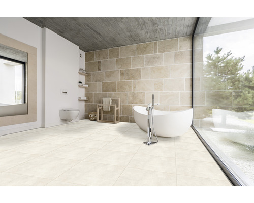 Modernes Badezimmer mit Fliesenboden, Badewanne und großem Fenster