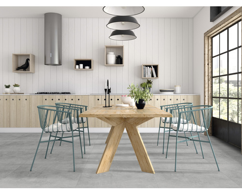 Helle Küche mit Holztisch, Stühlen und Küchenutensilien