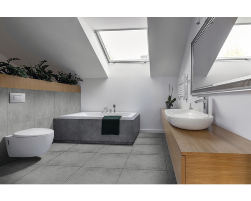 Modernes Badezimmer mit Dachfenster, Badewanne, Waschtisch, Spiegel und Wand-WC