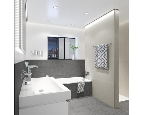 Modernes Badezimmer mit Waschbecken, Badewanne und Handtuchhalter