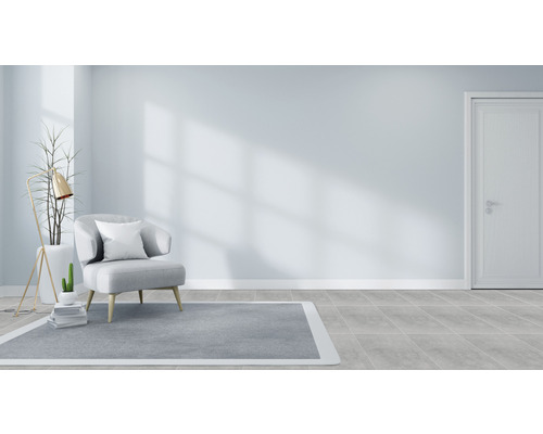 Heller Raum mit Sessel, Teppich und Stehlampe