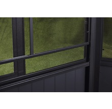 Detailansicht eines Pavillonfensters mit Moskitonetz