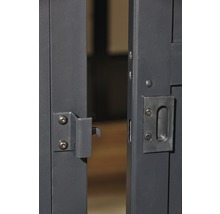 Detailansicht eines Metallgartentors mit Verschluss